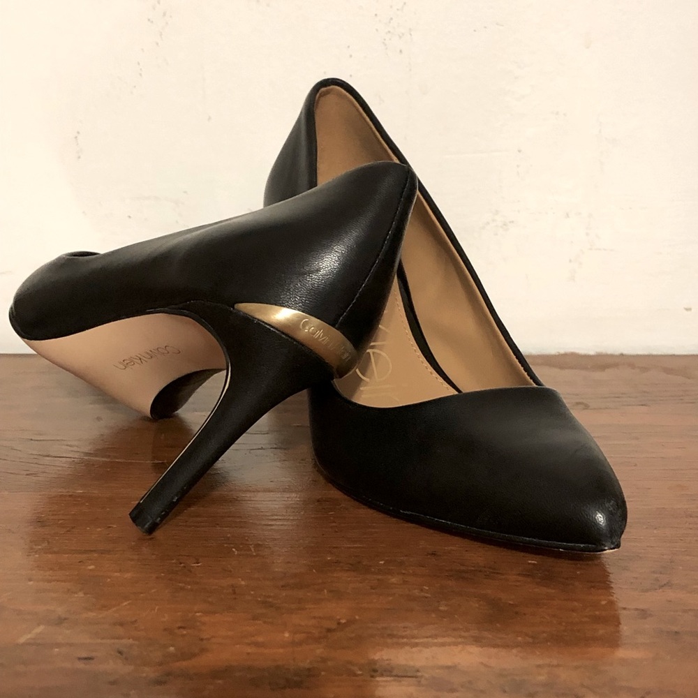 CALVIN KLIEN Black Gold Leather Kirstin Gayle Pumps Size 6
